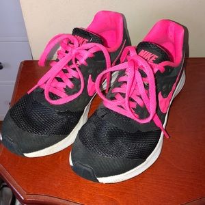 Nike -Black and bright pink tennis shoes 👟 3.5